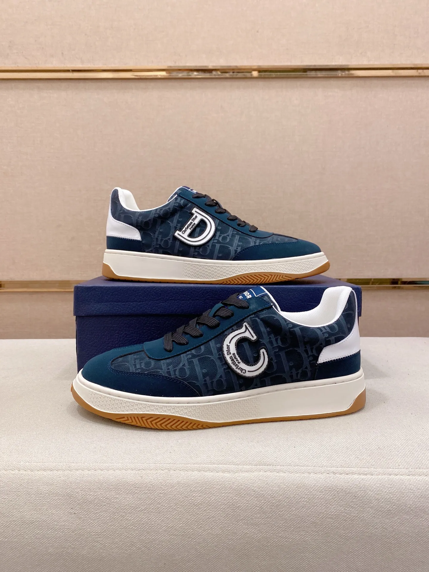 Men's shoes 💰: 400💰 [Dior·Dior] New casual sports style men's shoes, new spring and summer design, perfect workmanship, lace-up lazy style to create wardrobe quality, upper: imported cowhide, sheepskin lining is soft and comfortable, ultra-light TPU wear-resistant outsole, simple, versatile fashion men's shoes, excellent color code number 38--44. (Can be customized for 45 non-refundable)